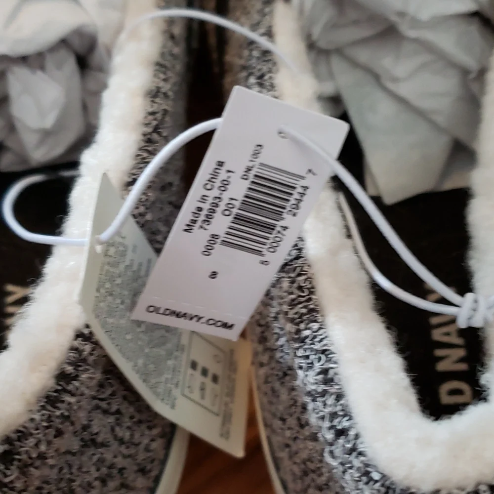 Old Navy Slip On sgoe, size 8. Fleece lined. NWT - Picture 4 of 4
